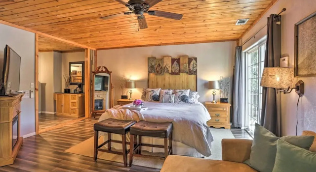 Коттедж Remodeled Crestline Retreat: Walk to Lake Gregory!