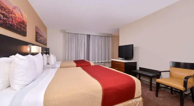 Четырёхместный номер Standard с балконом Best Western Royal Palace Inn & Suites