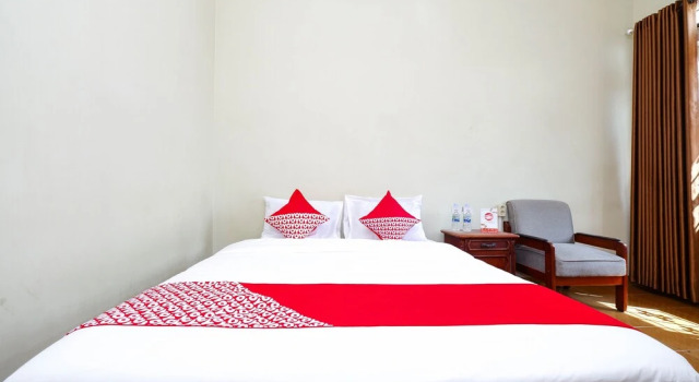 Hotel O Paviliun Permata, Boek Hotel Solo. Central Java