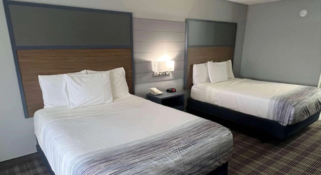 Четырёхместный номер Standard AmericInn by Wyndham Viroqua