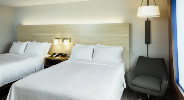 Четырёхместный номер Standard Holiday Inn Express & Suites - Medford by IHG