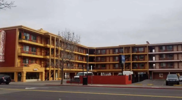 Howard Johnson by Wyndham Downtown Reno, Забронировать Отель Отели и гостиницы Рино, рядом с Набережная в г. Рено, Отель