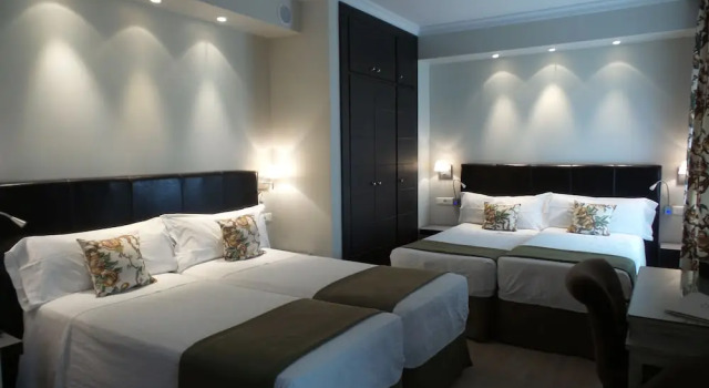 Четырёхместный номер Hotel Moderno Puerta del Sol