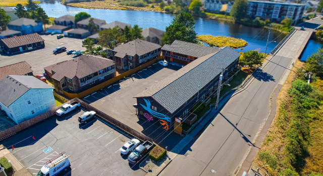 Кровать в общем номере Coast River Inn by OYO Seaside
