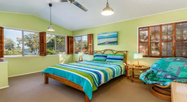 Bribie Beach House, Waterfront directly across the road - Solander Esp, Banksia Beach, Prenota Hotel Hotel a Queensland con parcheggio, Parcheggio