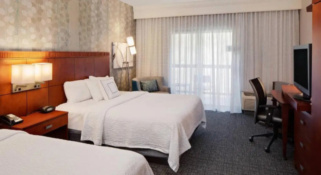 Четырёхместный номер Deluxe Courtyard by Marriott Pittsburgh West Homestead Waterfront
