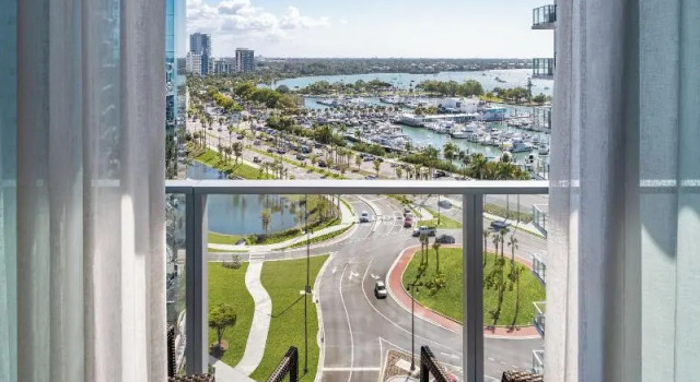 Четырёхместный номер Premium с балконом и с красивым видом из окна The Westin Sarasota
