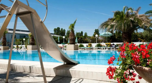 Семейный номер Standard с балконом и с видом на бассейн Hotel Cormoran