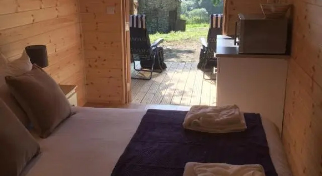 Romantic Getaway Luxury Wooden Cabin with Private Hot Tub And Bbq, Prenota Hotel Hotel a Dyfed con parcheggio, Parcheggio