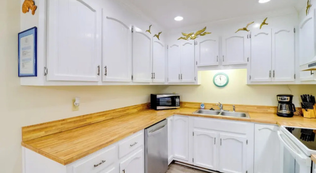 Апартаменты с 3 комнатами с балконом Oceanfront Carolina Beach Condo, Steps to Shore!
