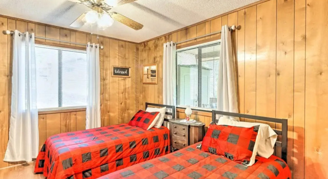 Коттедж Quaint Murphy Cabin in Serene Wooded Setting!