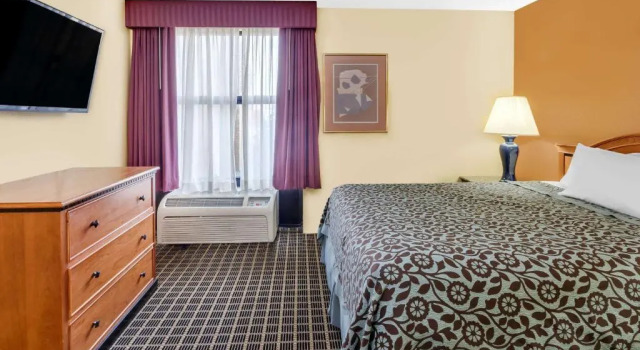 Люкс Deluxe Days Inn and Suites Kalamazoo