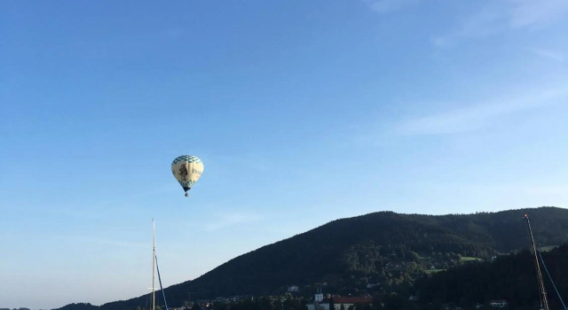 Traumhaftes Ferienhaus direkt am Tegernsee, Rezerwuj Hotel Hotele w Bawaria z parkingiem, Parking