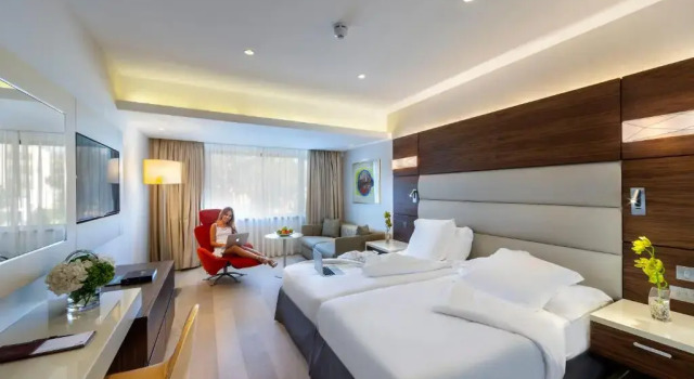 Номер Family Plus с видом на внутреннюю территорию Amathus Beach Hotel Limassol