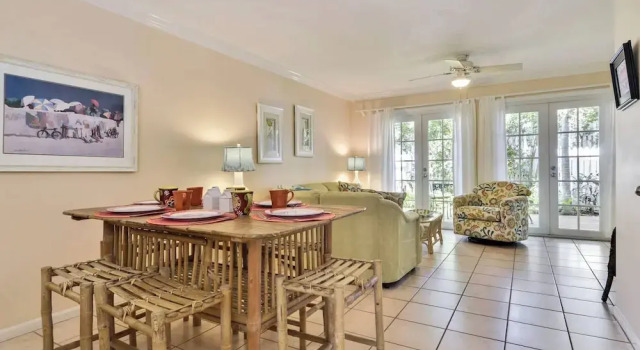 Breezy Bungalow by Avantstay Close 2 Zachary Taylor State Park w/ Shared Pool Month-long Stays