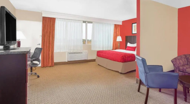 Двухместный полулюкс Ramada Plaza by Wyndham Fayetteville Fort Bragg Area