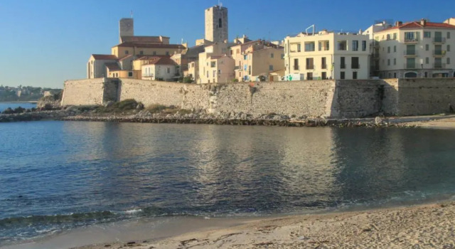 2 pièces climatisé avec balcon dans le vieil Antibes, résidence moderne avec ascenseur, Забронировать Апартаменты/квартира Отели Антиб с парковкой, рядом с Antibes Archaeology Museum, Парковка