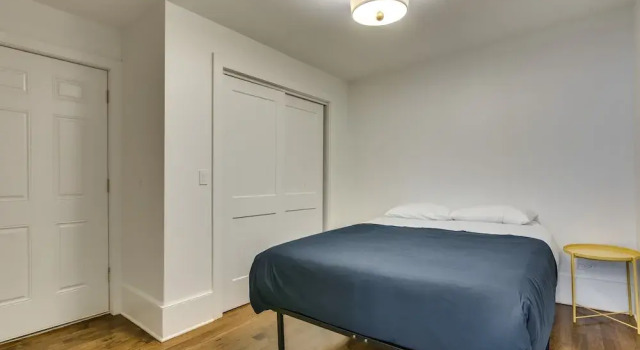 Modern Luxury in Old Town Sleeps 4 by AllSet Turnover, Забронировать Отель Отели Иллинойс 3 звезды, 3*