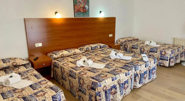 Четырёхместный номер Standard с балконом Hotel Medium Montecarlo