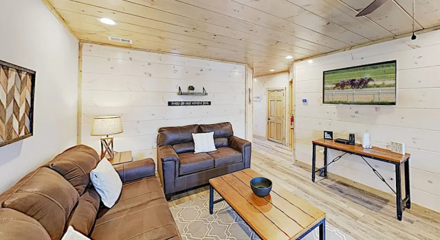 New Listing! New-build 2-unit W/ 2 Hot Tubs 4 Bedroom Duplex, Забронировать Отель Отели Пиджен-Фордж 3 звезды, рядом с Развлекательный центр Blake Jones Racing Center, 3*