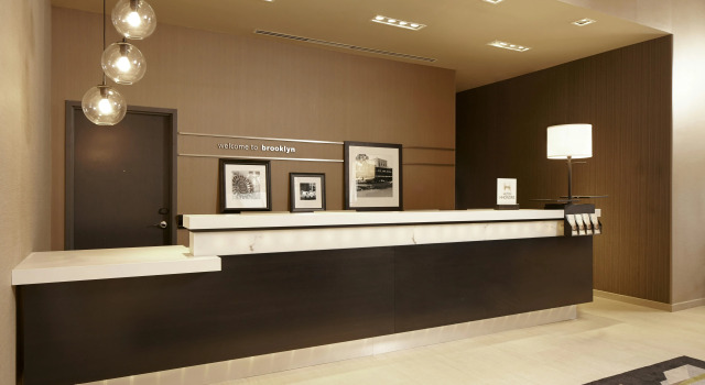 Hampton Inn Brooklyn Downtown, Забронировать Отель Отели Бруклина с парковкой, рядом с Здание «Вильямсбург-Сейвингс-Бэнк-Тауэр», Парковка