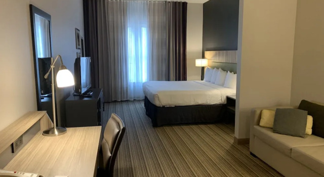 Двухместный люкс Country Inn & Suites by Radisson, St Charles Historic District
