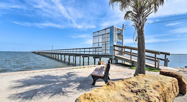 Коттедж с 3 комнатами с балконом Walk to Sea Isle Beach: Bright Galveston Home!