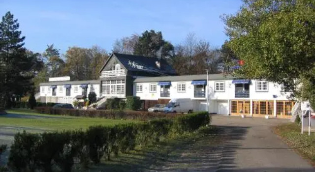 Кровать в общем номере Hotel Restaurant Les Pins logis