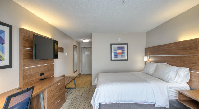 Holiday Inn Express Hotel & Suites Oshkosh - State Route 41, Book Hotel Hoteller i Oshkosh med morgenmad, Morgenmad