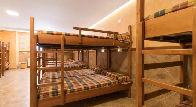 Кровать в общем номере Albergue Cuatro Cantones