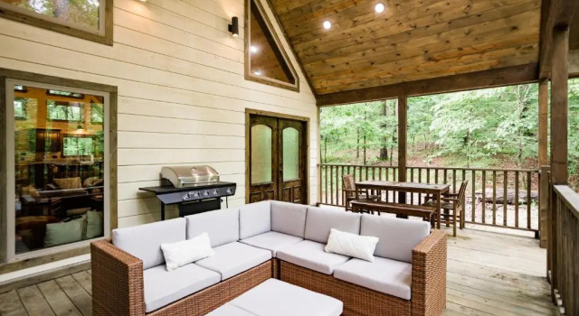 BRAND NEW! "The Roosevelt" Couples Cabin adjacent to National Forest, Book Feriehus Hoteller i Hochatown med parkering, Parkering
