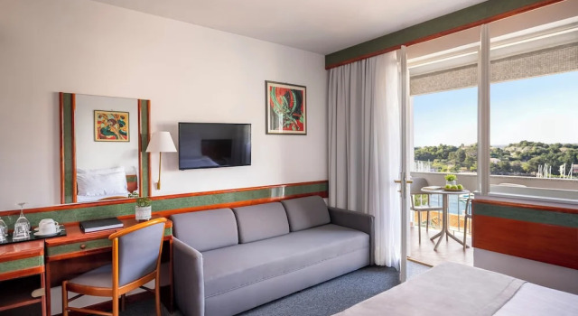 Трёхместный номер Premium с балконом и с видом на море Maistra Select Pineta Hotel