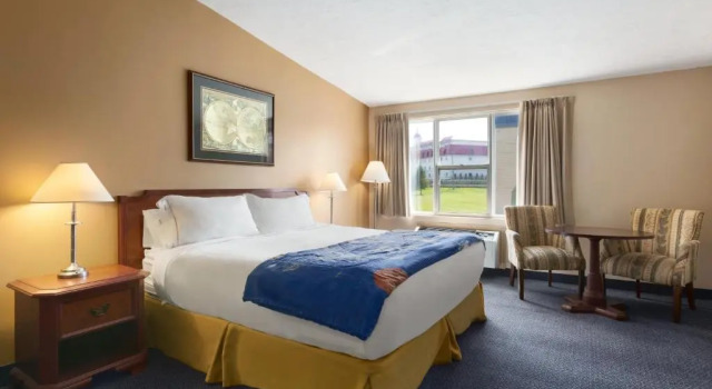Четырёхместный люкс Deluxe c 1 спальней Days Inn & Suites by Wyndham Moncton