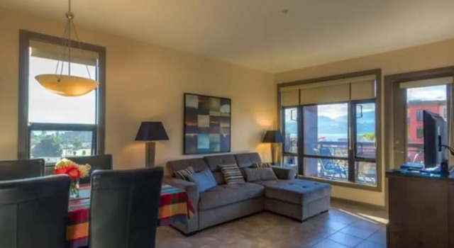 Bright Corner Unit with Lake and Pool Views #543, Buchen Sie Hotel Hotels in British Columbia mit Pool, Schwimmbad