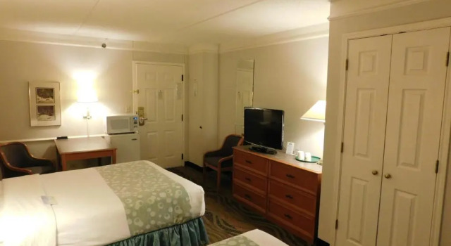 Четырёхместный номер Standard Days Inn & Suites by Wyndham Arlington Heights