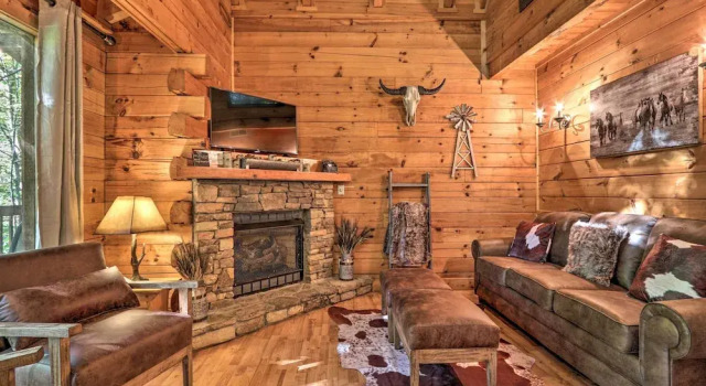 Cabin w/ Hot Tub + Deck, 3 Mi to Pigeon Forge