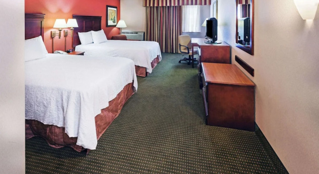 Четырёхместный номер Standard с балконом AmericInn by Wyndham Omaha