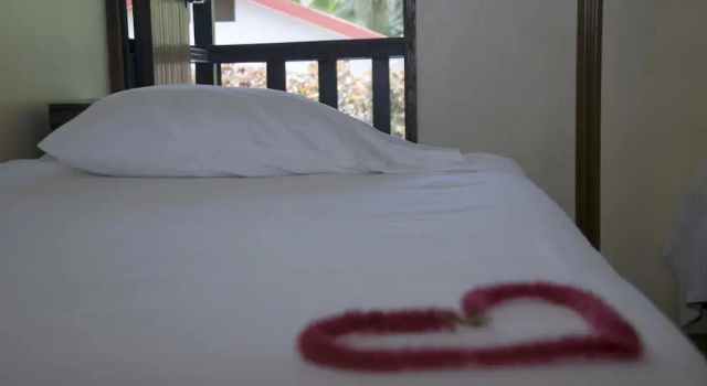 Полулюкс Pelican Beachfront Hotel
