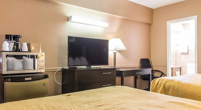 Четырёхместный номер Superior Econo Lodge Downtown