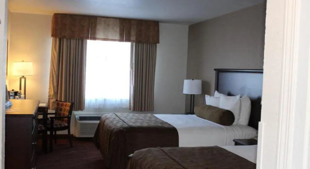 Четырёхместный номер Standard с частичным видом Best Western Plus Concord Inn