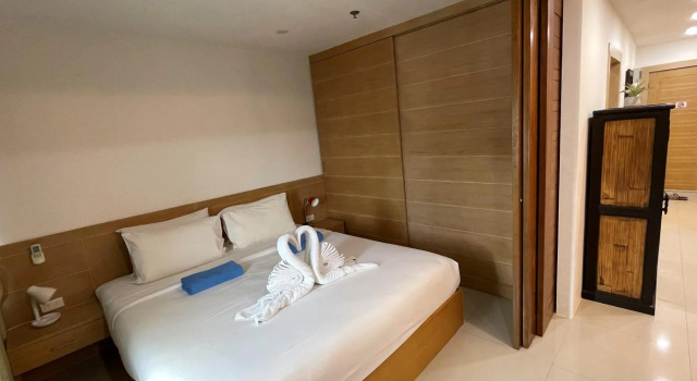 Patong Tower Condo- best location, 150m to the beach, shops, bars, Забронировать Отель Отели острова Пхукета с бассейном, Бассейн
