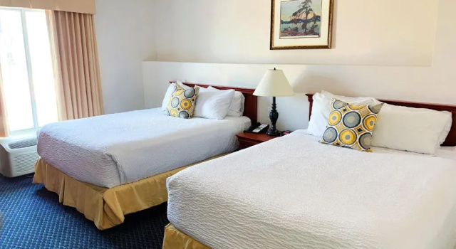 Четырёхместный люкс Days Inn by Wyndham Niagara Falls Centre St By the Falls