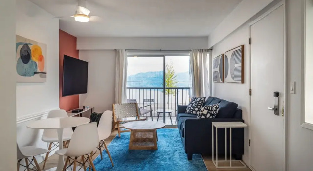 Люкс с 2 комнатами с балконом и с видом на озеро Okanagan Lakefront Resort