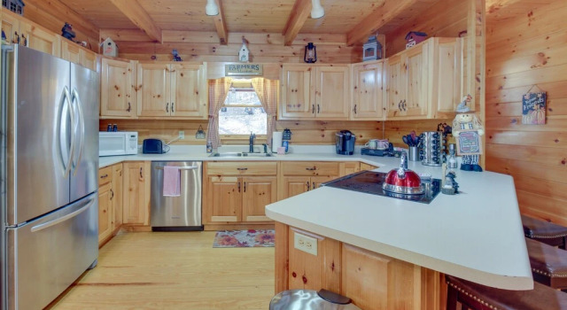 Коттедж с 4 комнатами с балконом Riverfront Cabin w/ Wraparound Decks & Fire Pit!