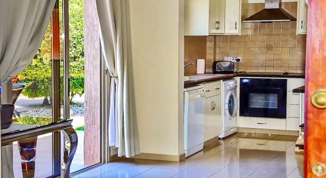 Villa Golden Coral, Забронировать Вилла Отели района Пафоса с парковкой, рядом с Пляж Кирениас, Парковка