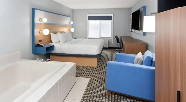 Люкс Deluxe AmericInn by Wyndham Reedsburg
