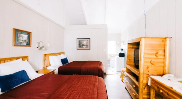 Четырёхместный номер Standard Lakeside Resort and Motel