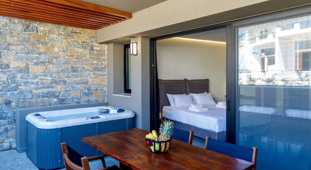 Семейный люкс с балконом Utopia Luxury Suites