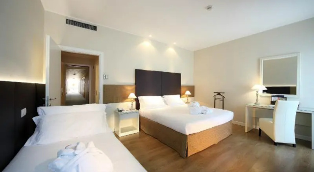 Четырёхместный номер Superior с балконом National Hotel