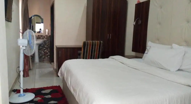 Danest Hotel And Suites